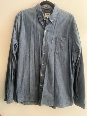 Levi's Men's Medium Wash Blue Chambray Button-Down Shirt